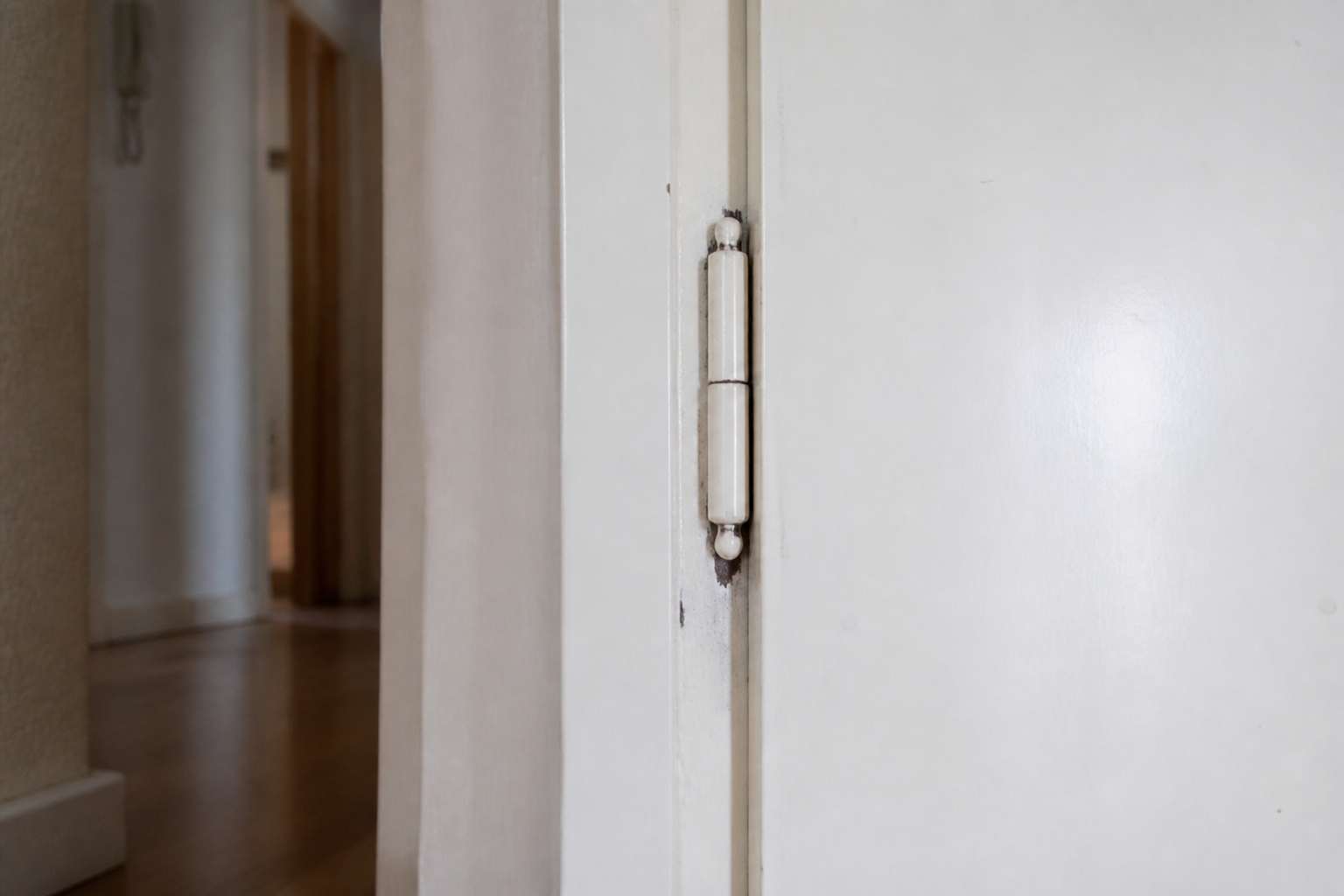 Türbeschlag mit Reparaturbedarf in einer Mietwohnung