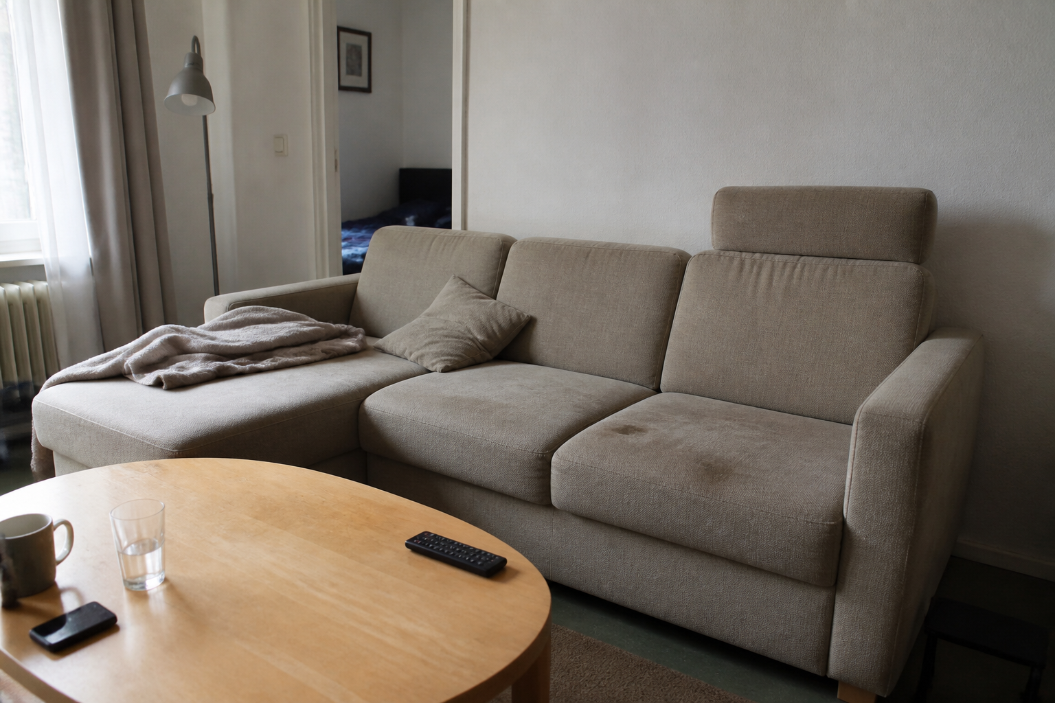 Alltägliches Sofa mit Nutzungsspuren im Wohnzimmer
