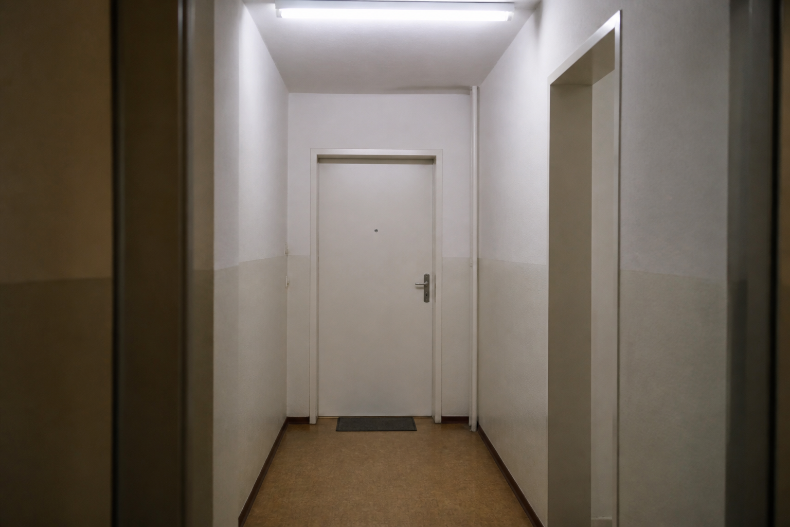Moderne Wohnungstür mit Schloss — Türöffnung in Oberhausen